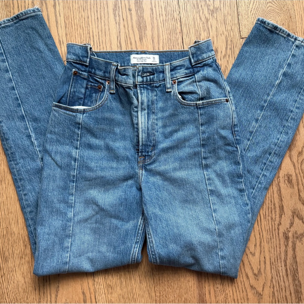 Abercrombie & Fitch Ultra High Rise The 90's Straight Jean